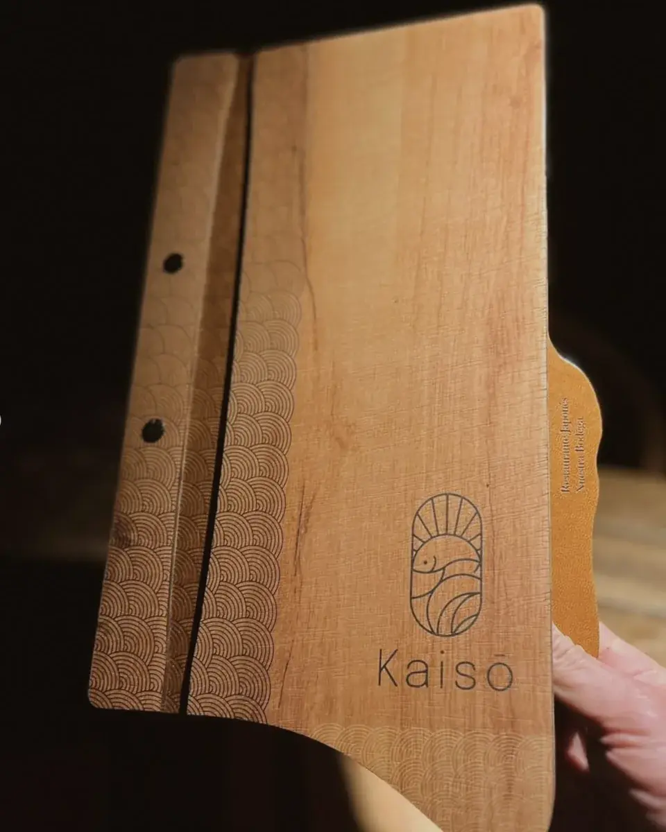 El logo y el patrón de olas grabados a láser