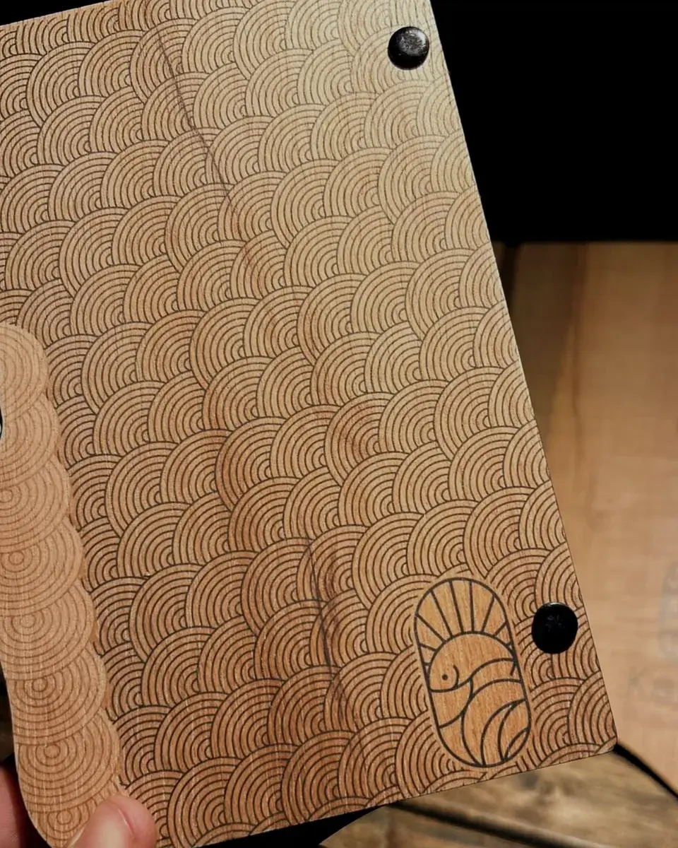 El patrón de olas, grabado a láser en detalle