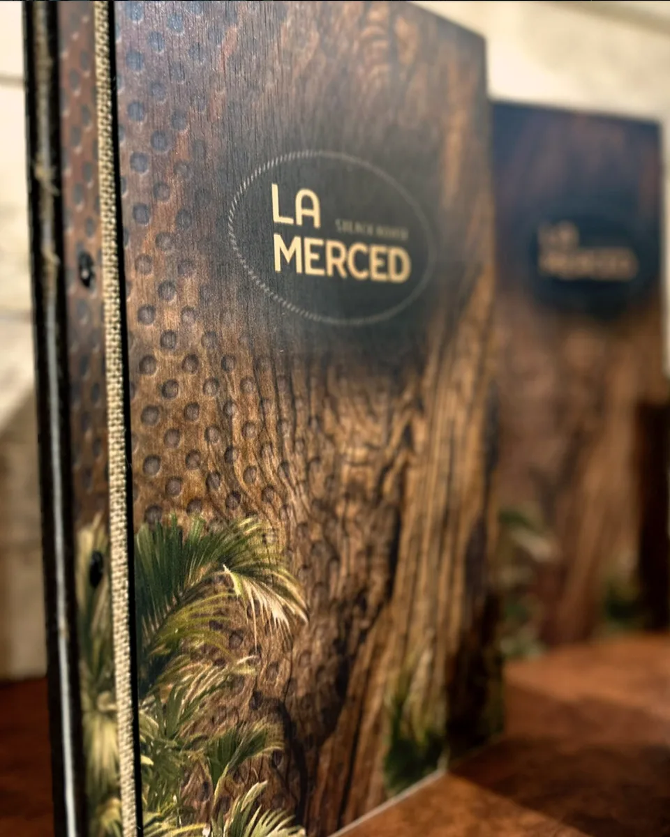 La carta, con la madera impresa y el lomo en arpillera — carta de madera para La Merced