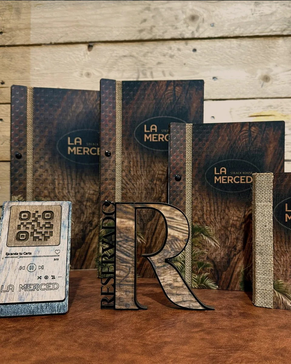 Las cartas en distintos tamaños, con el reservado y el QR — carta de madera para La Merced