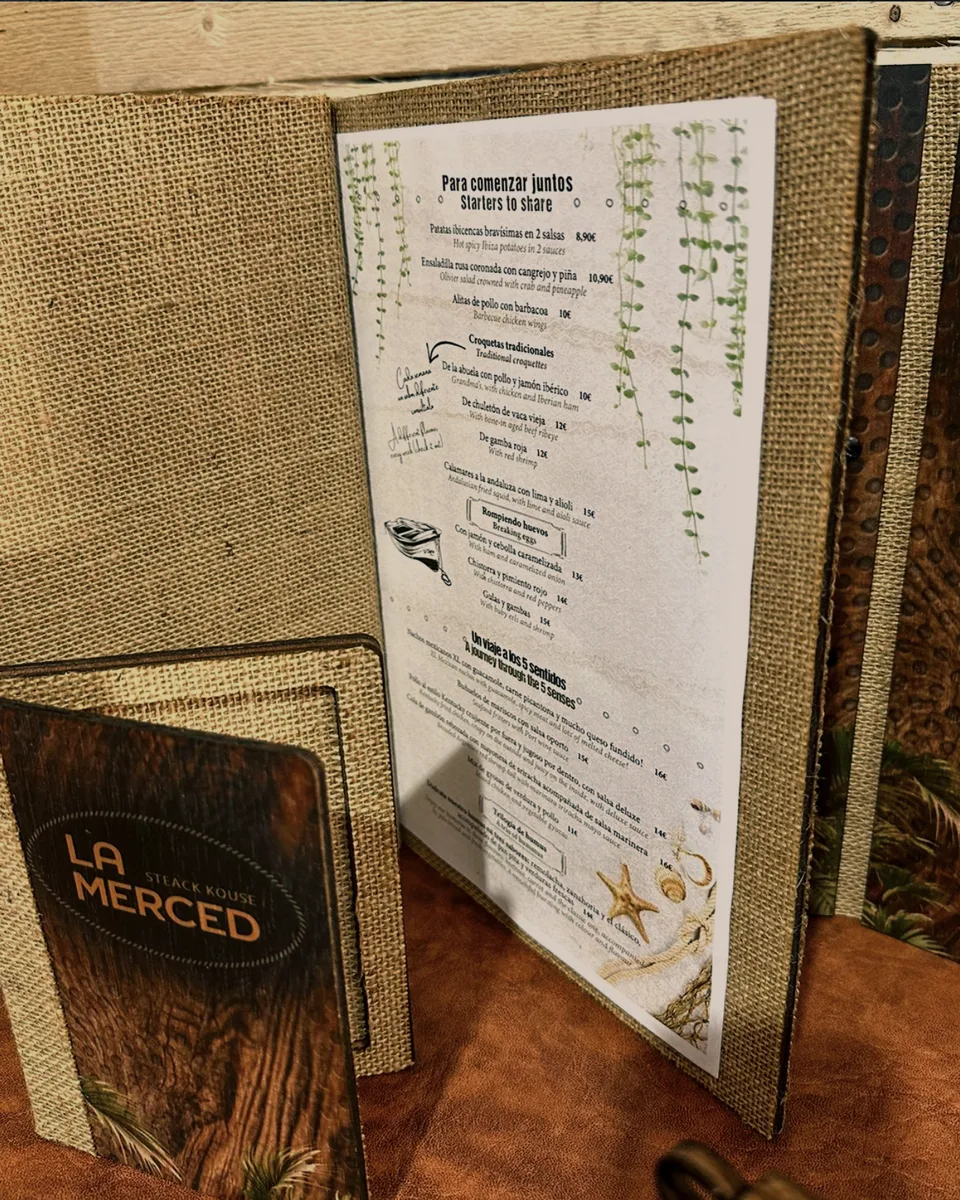 Por dentro, las hojas sobre arpillera natural — carta de madera para La Merced