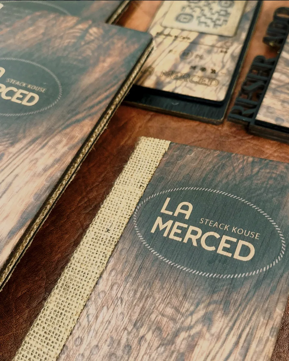 El logo, sobre la madera impresa — carta de madera para La Merced