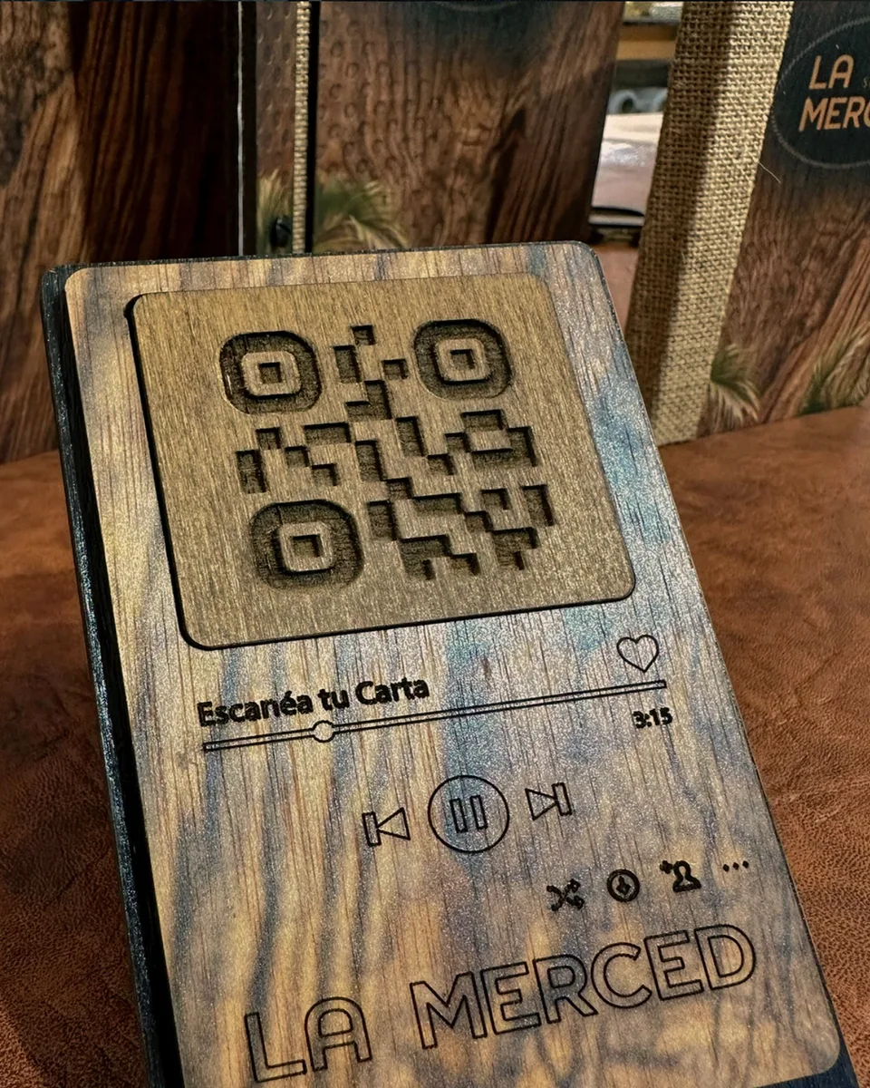 El soporte de QR, grabado en madera — carta de madera para La Merced