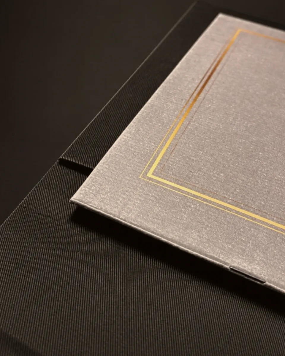 El detalle del filo dorado