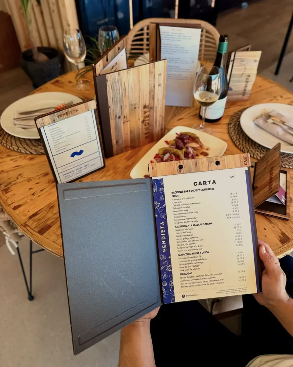 La carta de comida abierta, con los platos de la casa