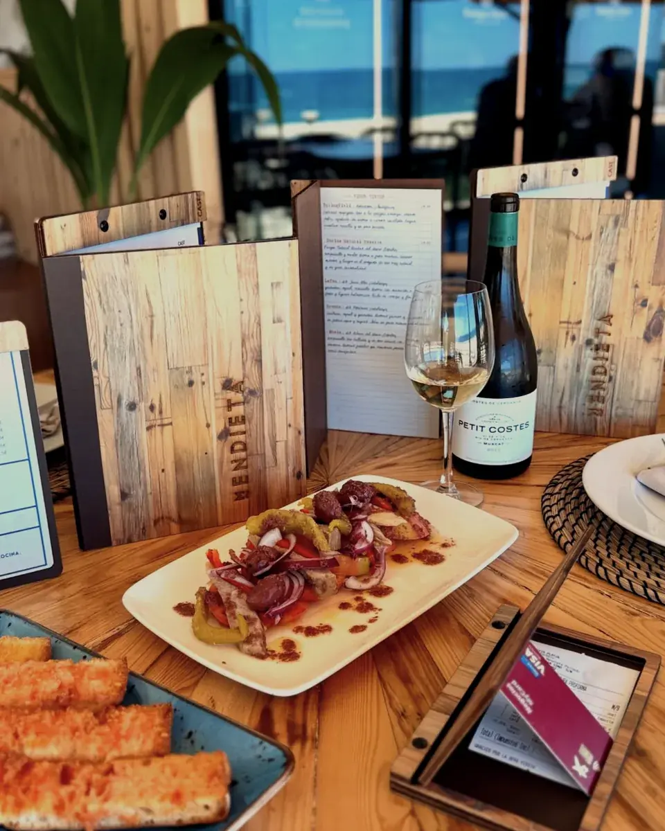 La carta de vinos, con vistas al mar