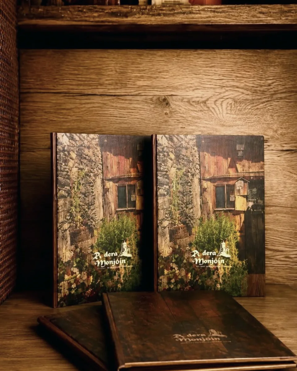 Las cartas en su sitio, con la veta de la madera a la vista