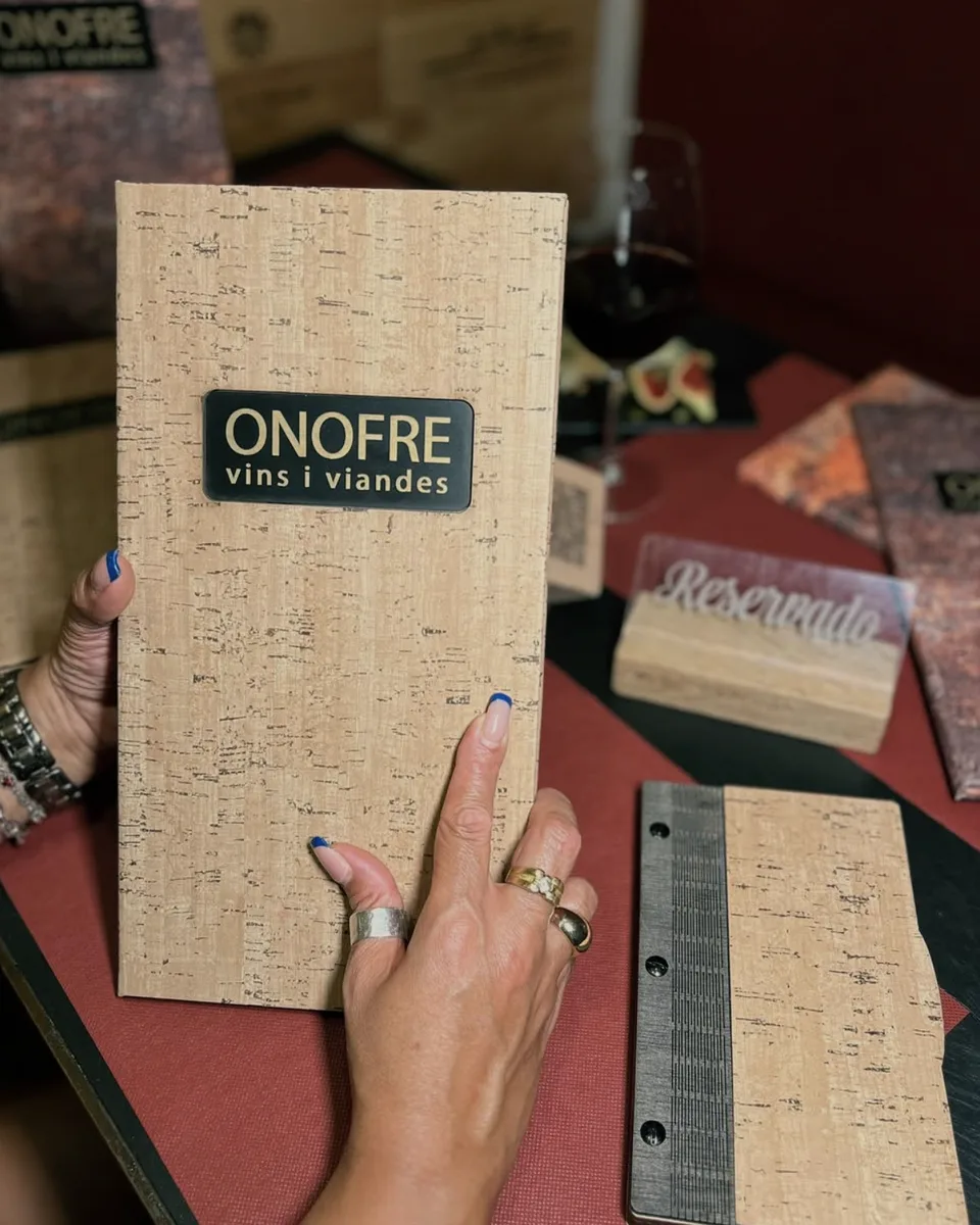 La carta de comida, en polipiel de corcho — carta de polipiel para Onofre, Barcelona