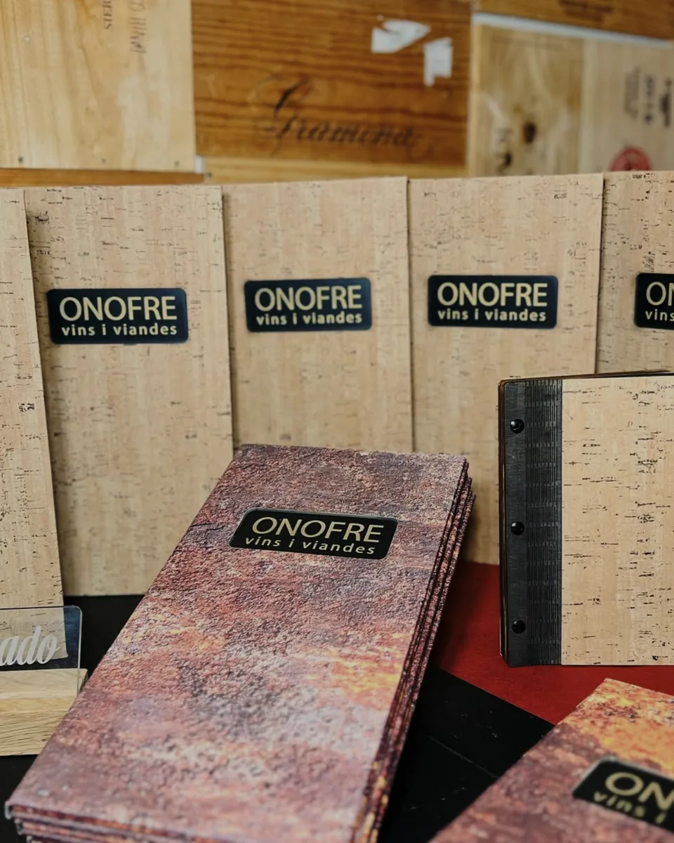La pila de cartas de vinos, con el logotipo marcado — carta de polipiel para Onofre, Barcelona