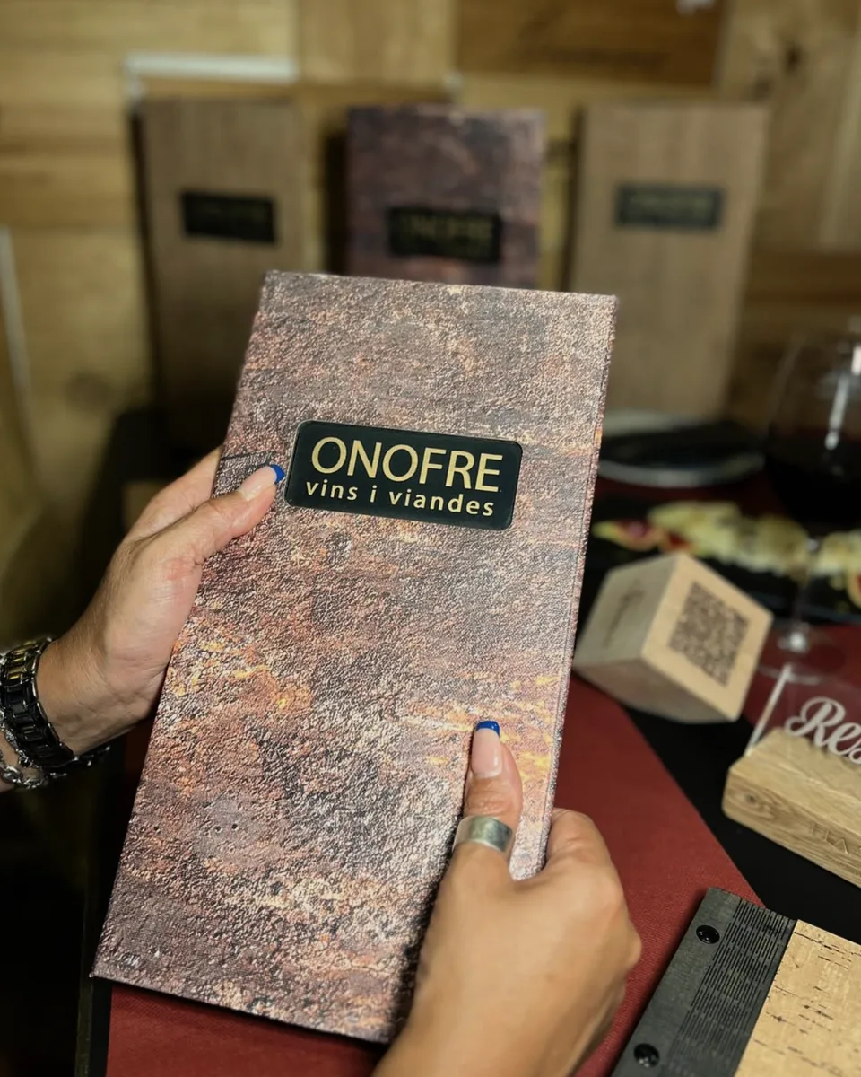 La carta de vinos, con impresión UVI imitando óxido — carta de polipiel para Onofre, Barcelona
