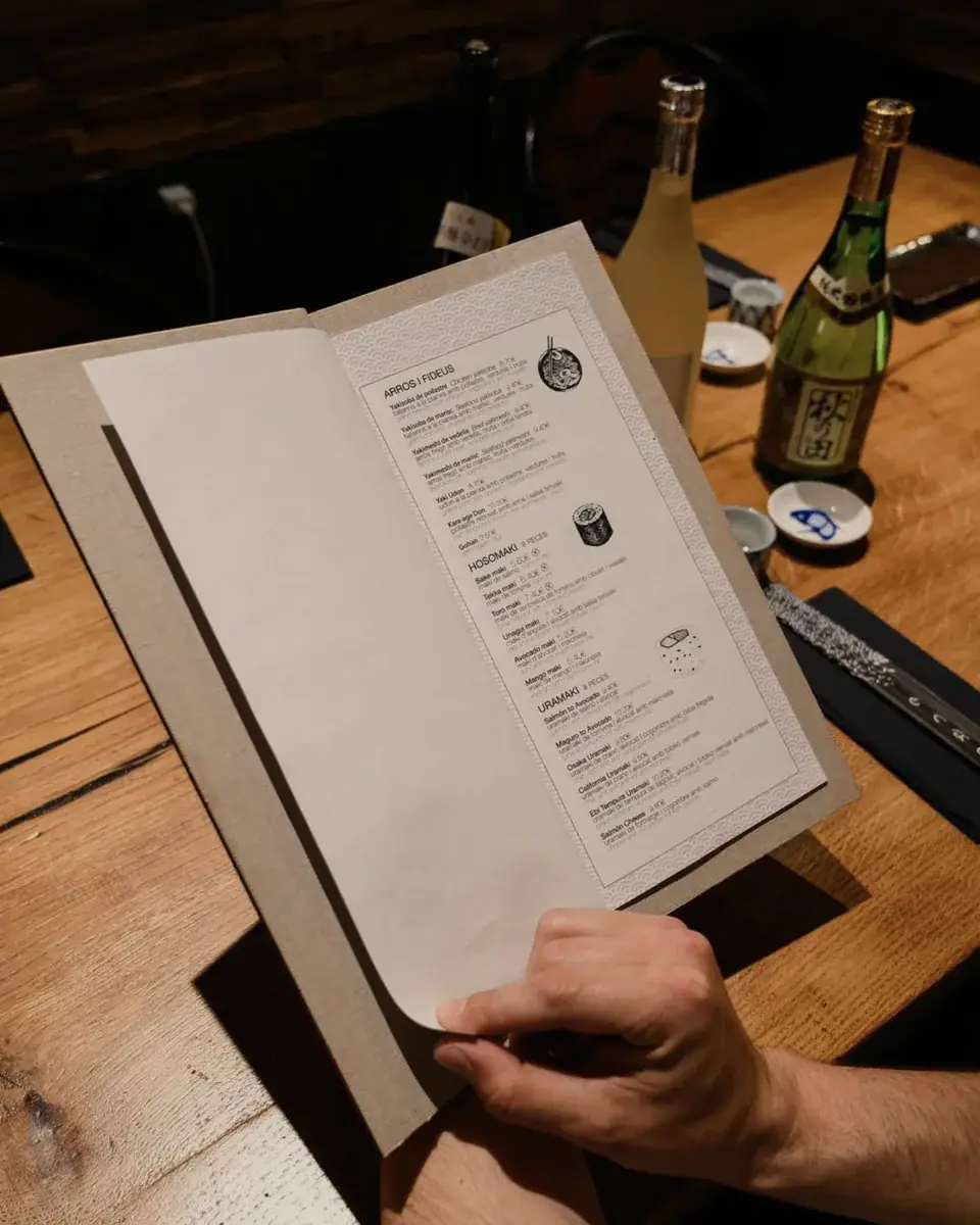 El interior, con la carta de arroces y maki