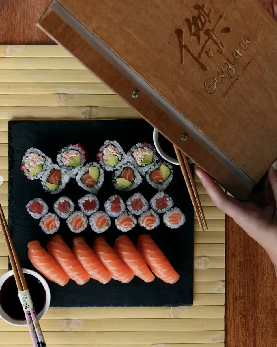 En la mesa, junto al maki
