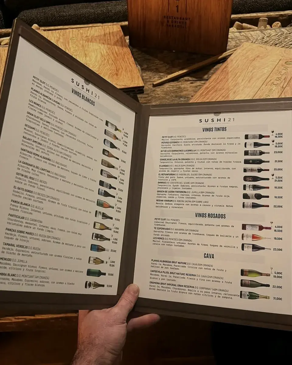 La carta de vinos, con foto de cada botella