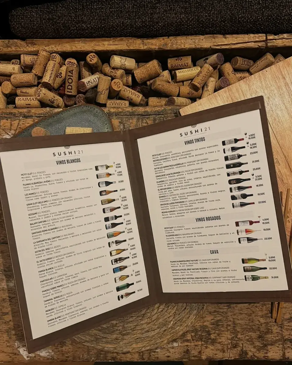 La carta de vinos, en la mesa