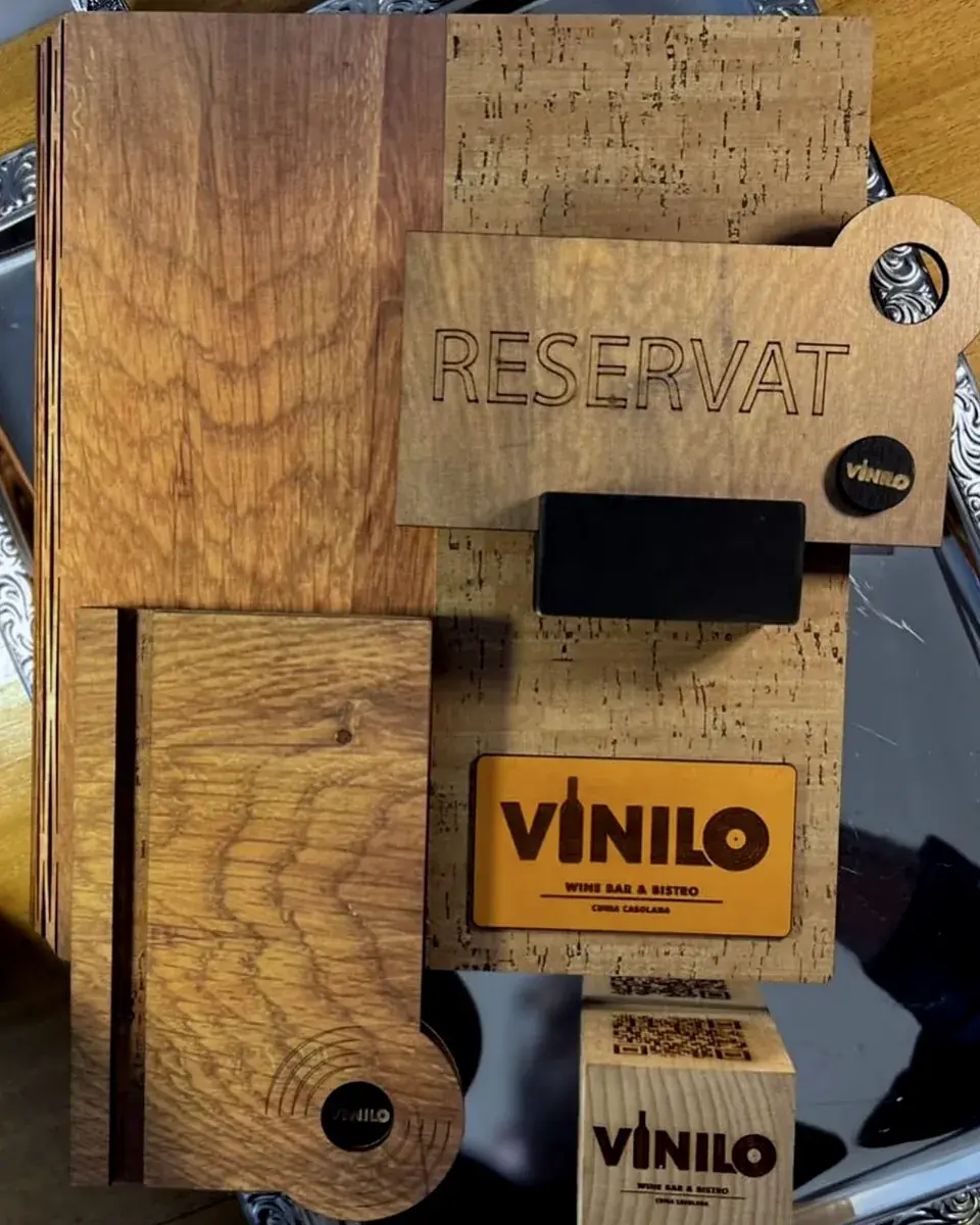 Madera y corcho combinados en cada pieza