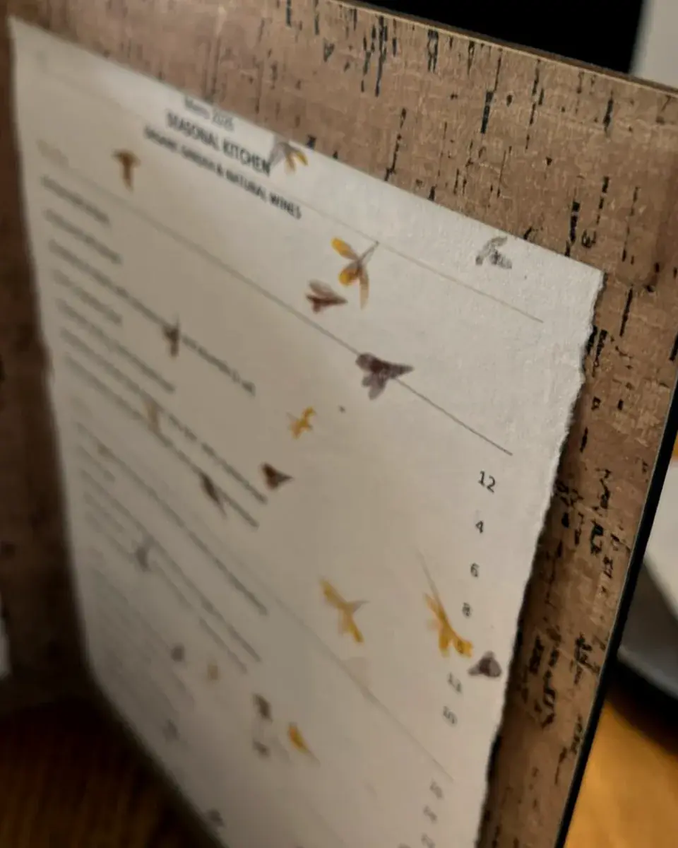 Detalle del papel con flores prensadas