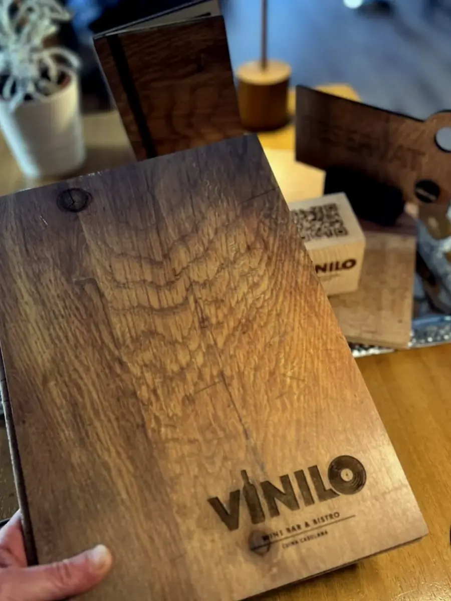 Portada en madera, con el logo grabado a láser