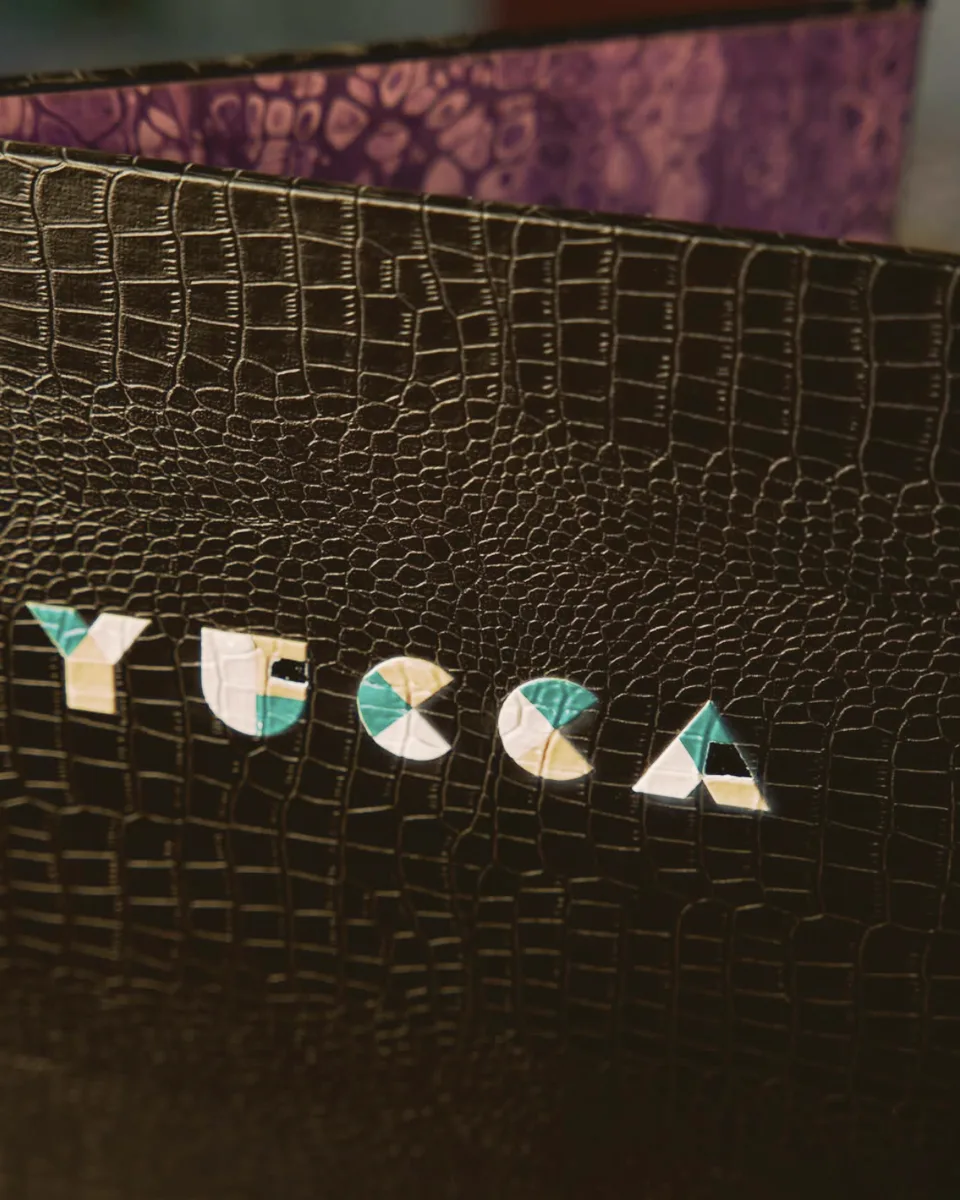 El logo, hecho con piezas de color